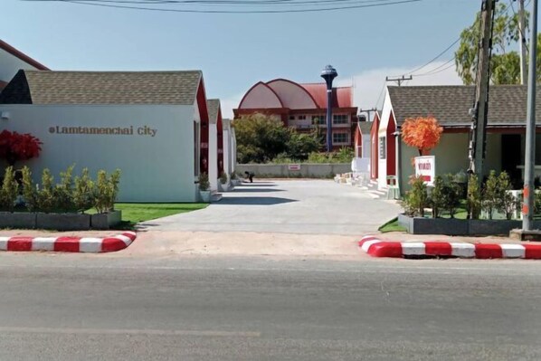 Property grounds - AT resort (Lam Thamenchai)