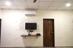 Standard Double or Twin Room, Air conditioning | Living area