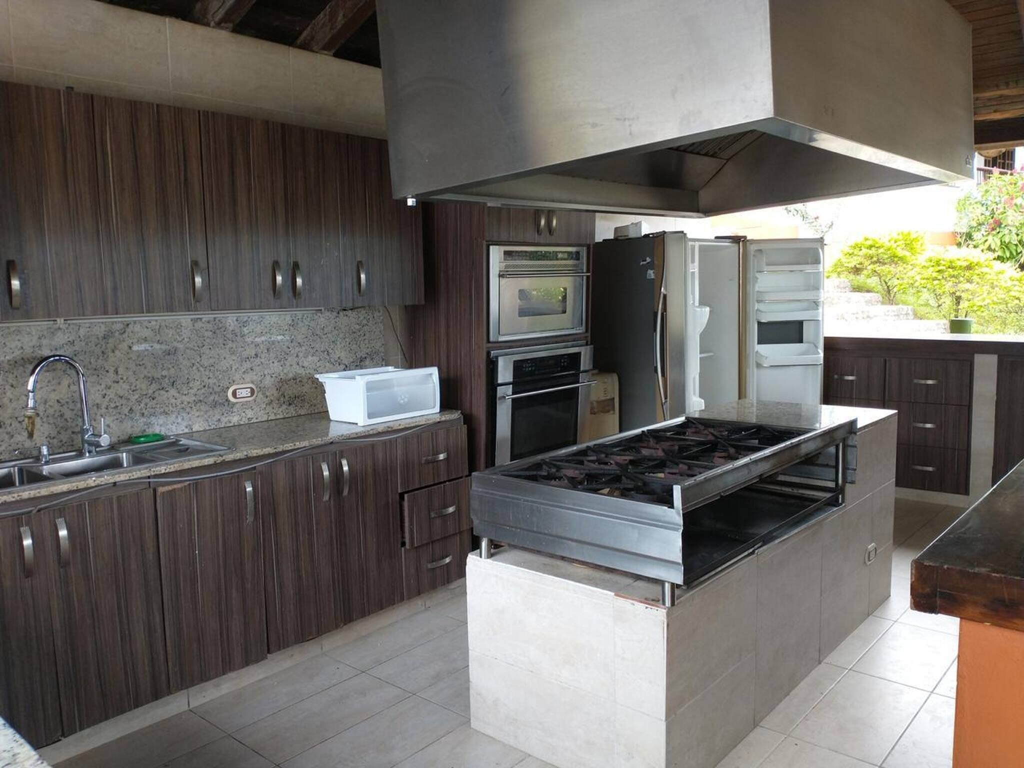 Kylskåp, ugn och spishäll