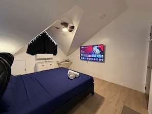 Apartamento superior, balcón, vistas a la piscina | Caja fuerte, sistema de insonorización, tabla de planchar con plancha