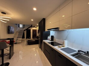 Superior-Apartment, Balkon, Poolblick | Eigene Küche | Wasserkocher, Toaster, Reiskocher, Küchenrolle