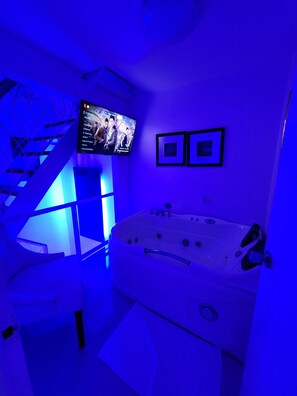 Apartamento de lujo, balcón, vistas a la piscina | Bañera profunda