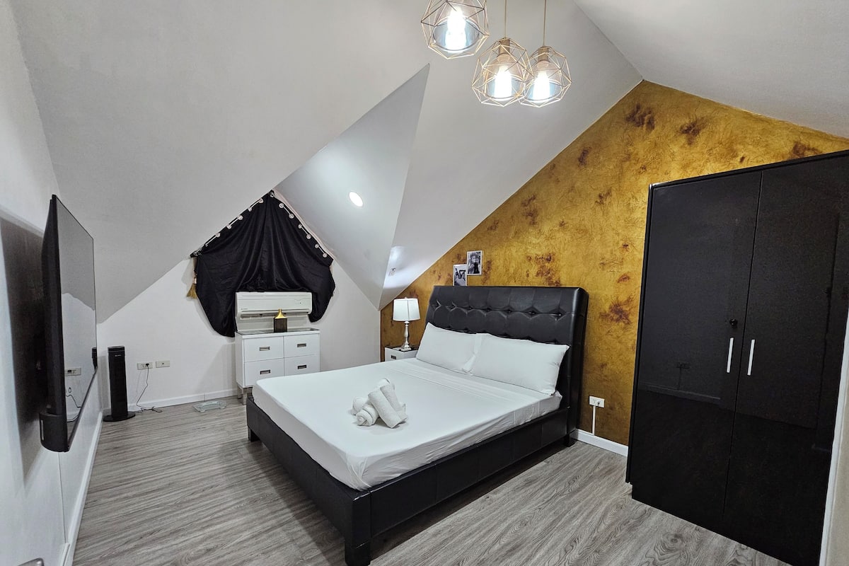 In-room safe, soundproofing, iron/ironing board, free WiFi