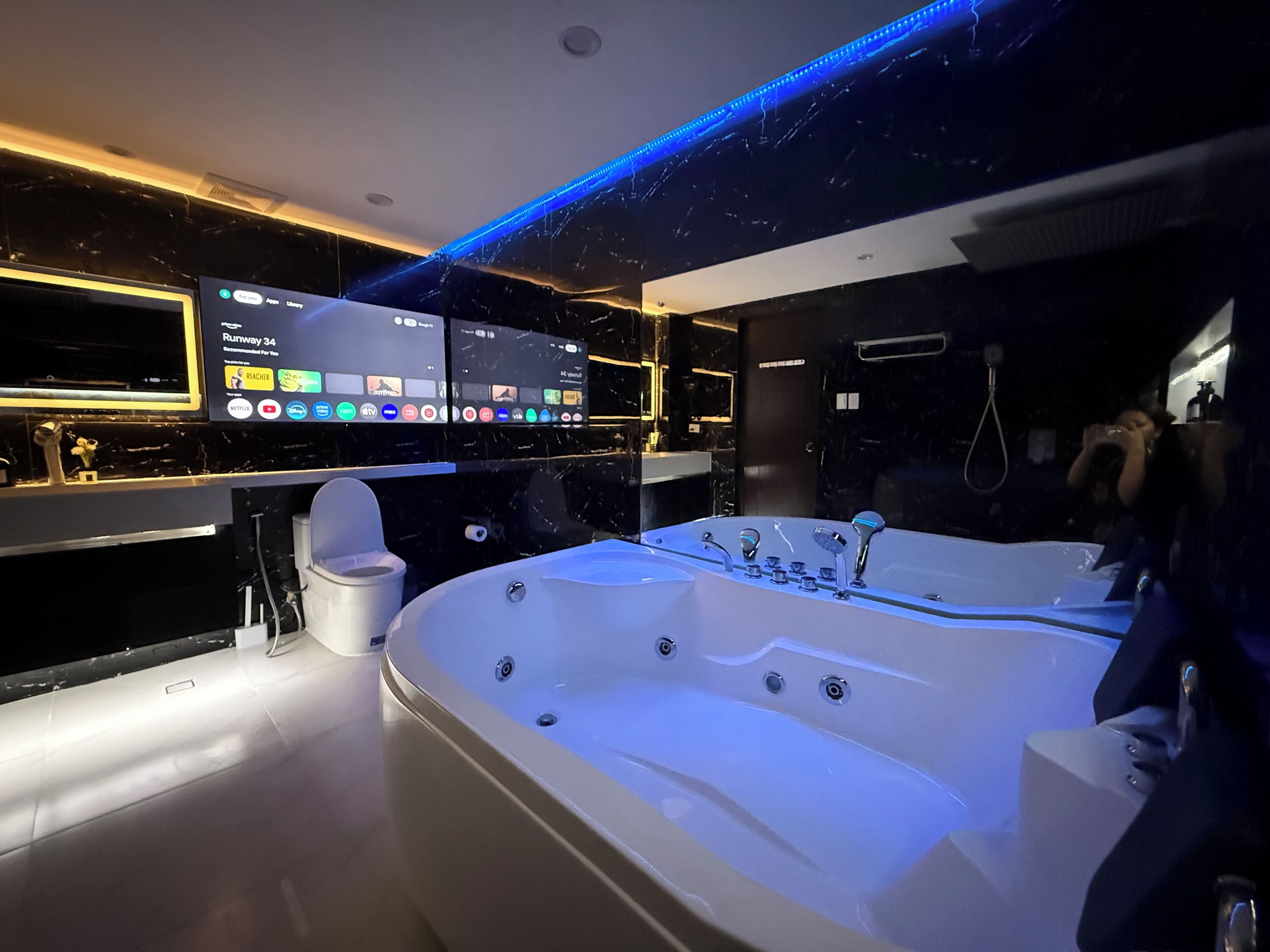 Superior-Apartment, Balkon, Poolblick | Whirlwanne