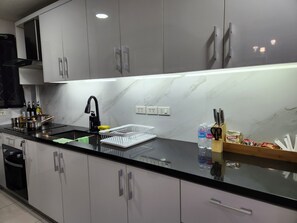 Appartement Luxe, balcon, vue piscine | Cuisine privée