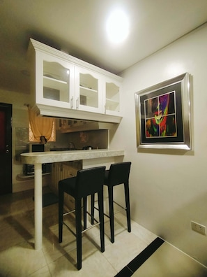 Apartamento Premium, balcón, vistas a la piscina | Comedor