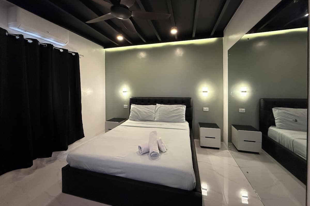 Apartamento superior, balcón, vistas a la piscina | Caja fuerte, sistema de insonorización, tabla de planchar con plancha