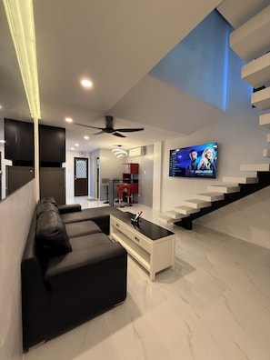 Apartamento superior, balcón, vistas a la piscina | Zona de estar
