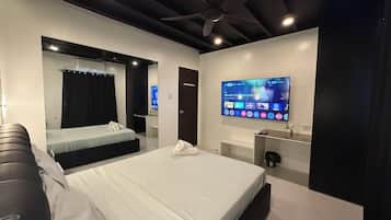 In-room safe, soundproofing, iron/ironing board, free WiFi