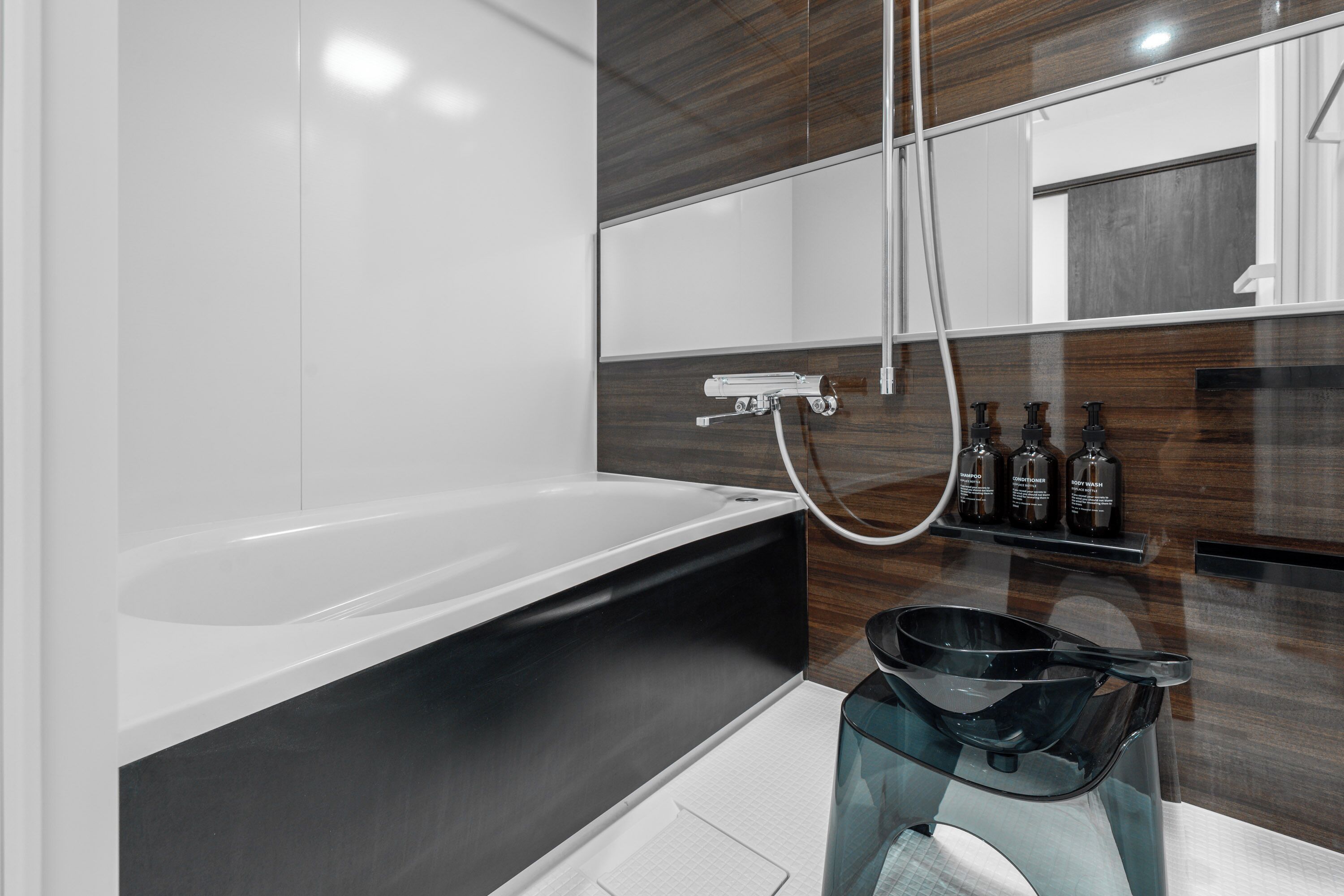 Kombinert dusj/badekar, toalettartikler (inkludert), hårføner og tøfler