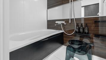 Kombinert dusj/badekar, toalettartikler (inkludert), hårføner og tøfler