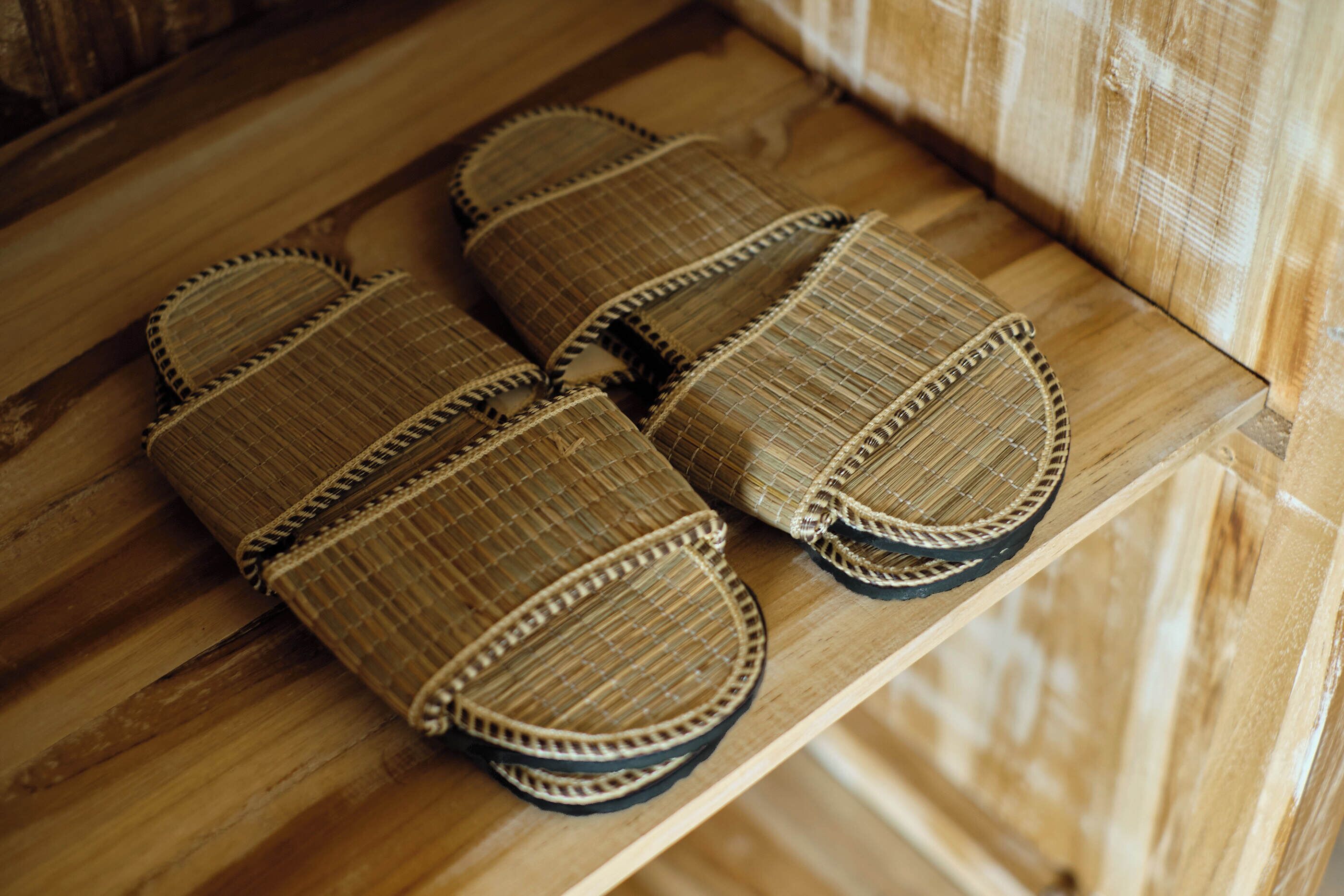 Un par de pantuflas tejidas sobre una superficie de madera.