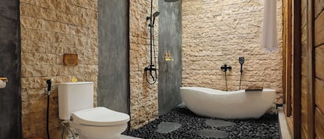 Baignoire et douche séparées, articles de toilette (gratuits)