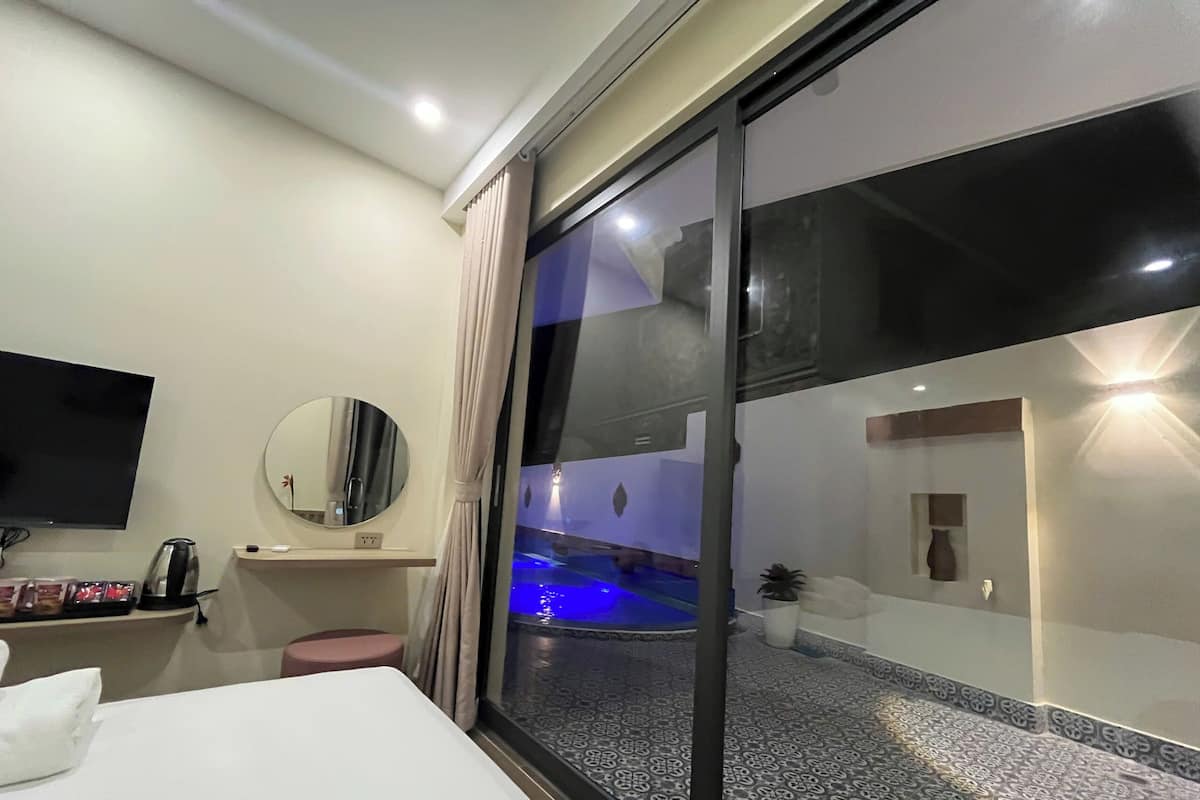 Classic Studio, Pool View | Room amenity