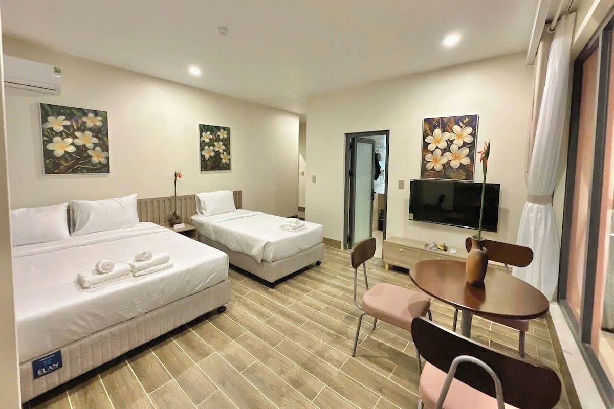 Escritorio y ropa de cama