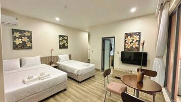 Deluxe Apartment | Meja, kalis bunyi, cadar katil