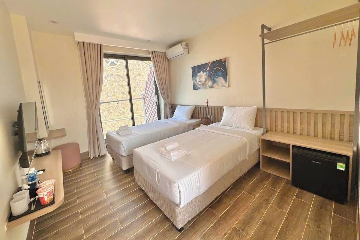 Escritorio y ropa de cama