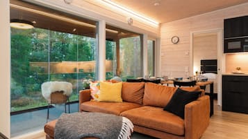 Superior Villa, Multiple Beds, Courtyard View | Living area | 40-inch flat-screen TV with cable channels