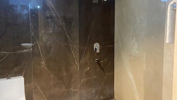 Basic Suite | Bathroom