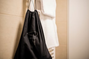 Dusj, toalettartikler (inkludert), hårføner og håndklær