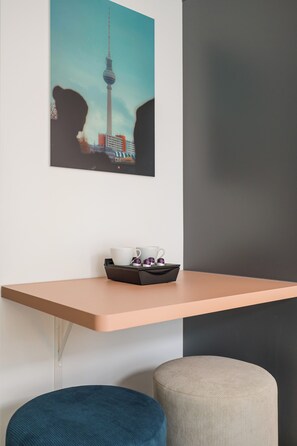 Studio | Skrivebord for bærbar PC og wi-fi (inkludert)