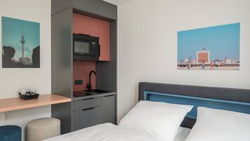 Refrigerador, microondas, placa de cocina, utensilios de cocina