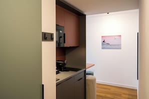 Studio – deluxe | Eget kjøkken | Kjøleskap, mikrobølgeovn, kokeplater og kjøkkenutstyr