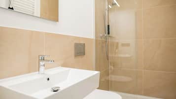 Ducha, artículos de tocador gratuitos, secador de pelo, toallas