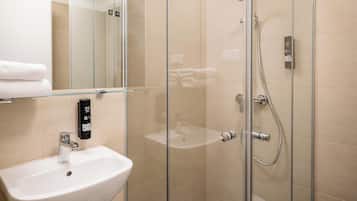 Ducha, artículos de tocador gratuitos, secador de pelo, toallas