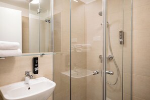 Shower, free toiletries, hair dryer, towels - Homaris Nolli Studios (Berlin)