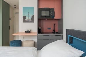 Studio | Private kitchen | Fridge, microwave, stovetop, cookware/dishes/utensils