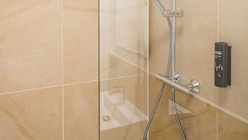 Ducha, artículos de tocador gratuitos, secador de pelo, toallas