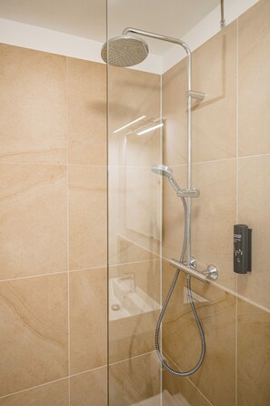 Ducha, artículos de tocador gratuitos, secador de pelo, toallas