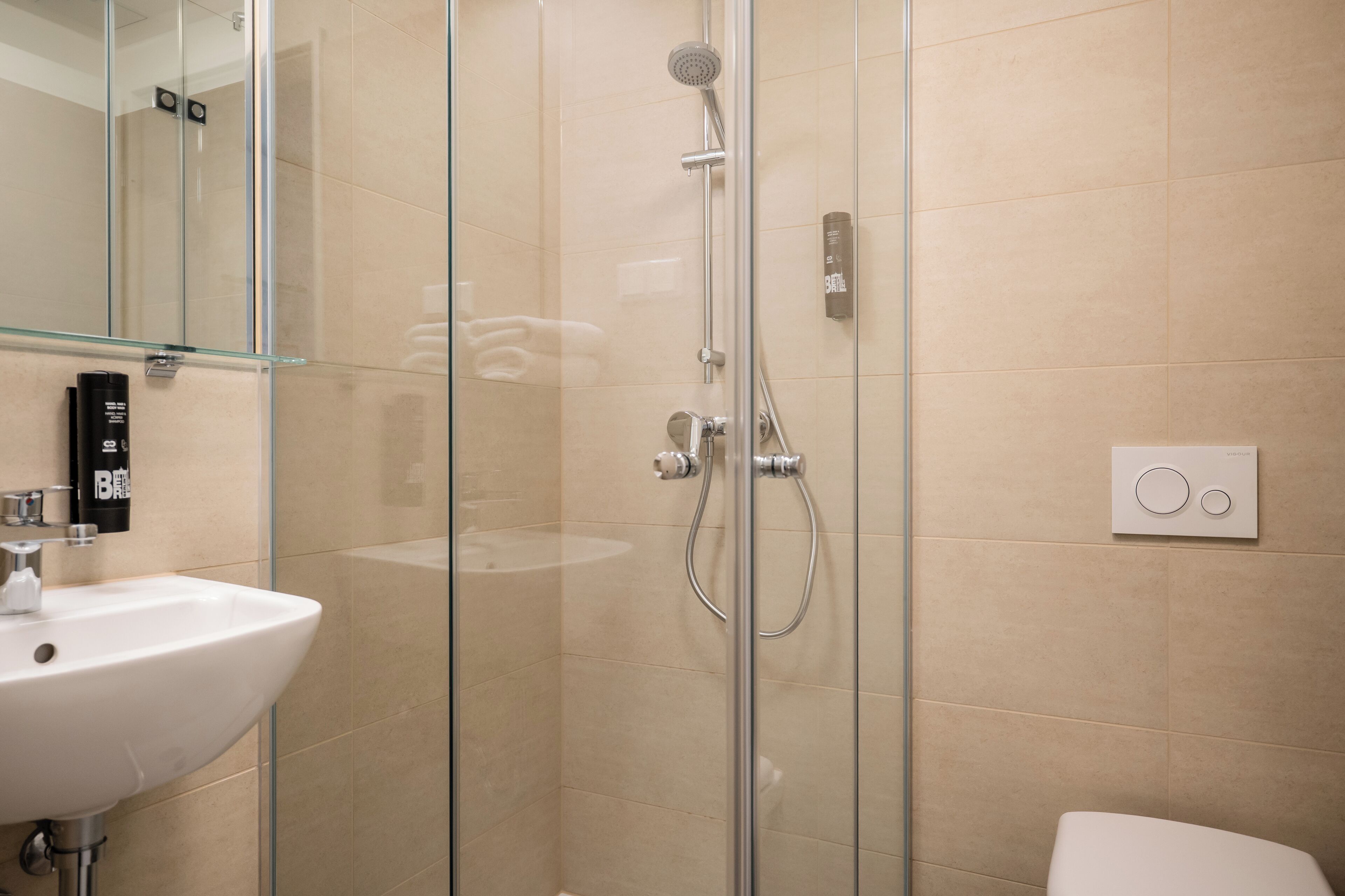 シャワー、バスアメニティ (無料)、ヘアドライヤー、タオル