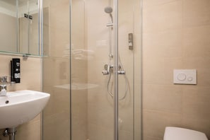 Dusj, toalettartikler (inkludert), hårføner og håndklær