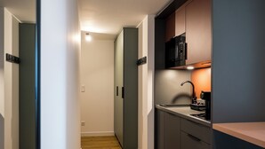 Eine moderne Küche mit Mikrowelle, Spüle und Arbeitsplatte.