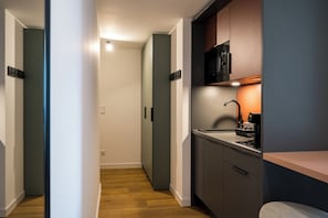 Studio – deluxe | Eget kjøkken | Kjøleskap, mikrobølgeovn, kokeplater og kjøkkenutstyr