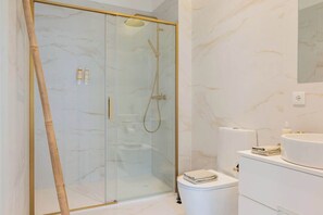 Shower - OLIVEIRINHAS BOUTIQUE - FLAT II - Magnificent apartment in downtown Porto (Porto)