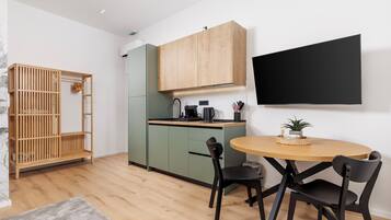 Estudio Deluxe, balcón, vista a la ciudad | Cortinas blackout, tabla de planchar con plancha y wifi gratis