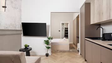 Estudio Deluxe, balcón, vista al patio | Cortinas blackout, tabla de planchar con plancha y wifi gratis