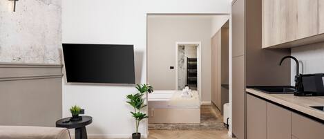 Deluxe Studio, Balcony, Courtyard View