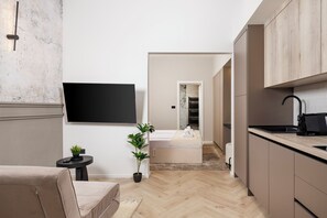 Deluxe Studio, Balcony, Courtyard View | Blackout curtains, iron/ironing board, free WiFi, bed sheets