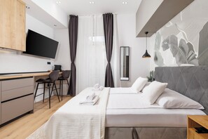 Estúdio luxo, sacada, vista para a cidade | Cortinas blackout, ferros/tábuas de passar roupa, Wi-Fi de cortesia