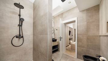 Un baño moderno con ducha, inodoro y lavamanos.