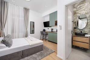 Deluxe Studio | Blackout curtains, iron/ironing board, free WiFi, bed sheets - Marvie Apartments (Rijeka)