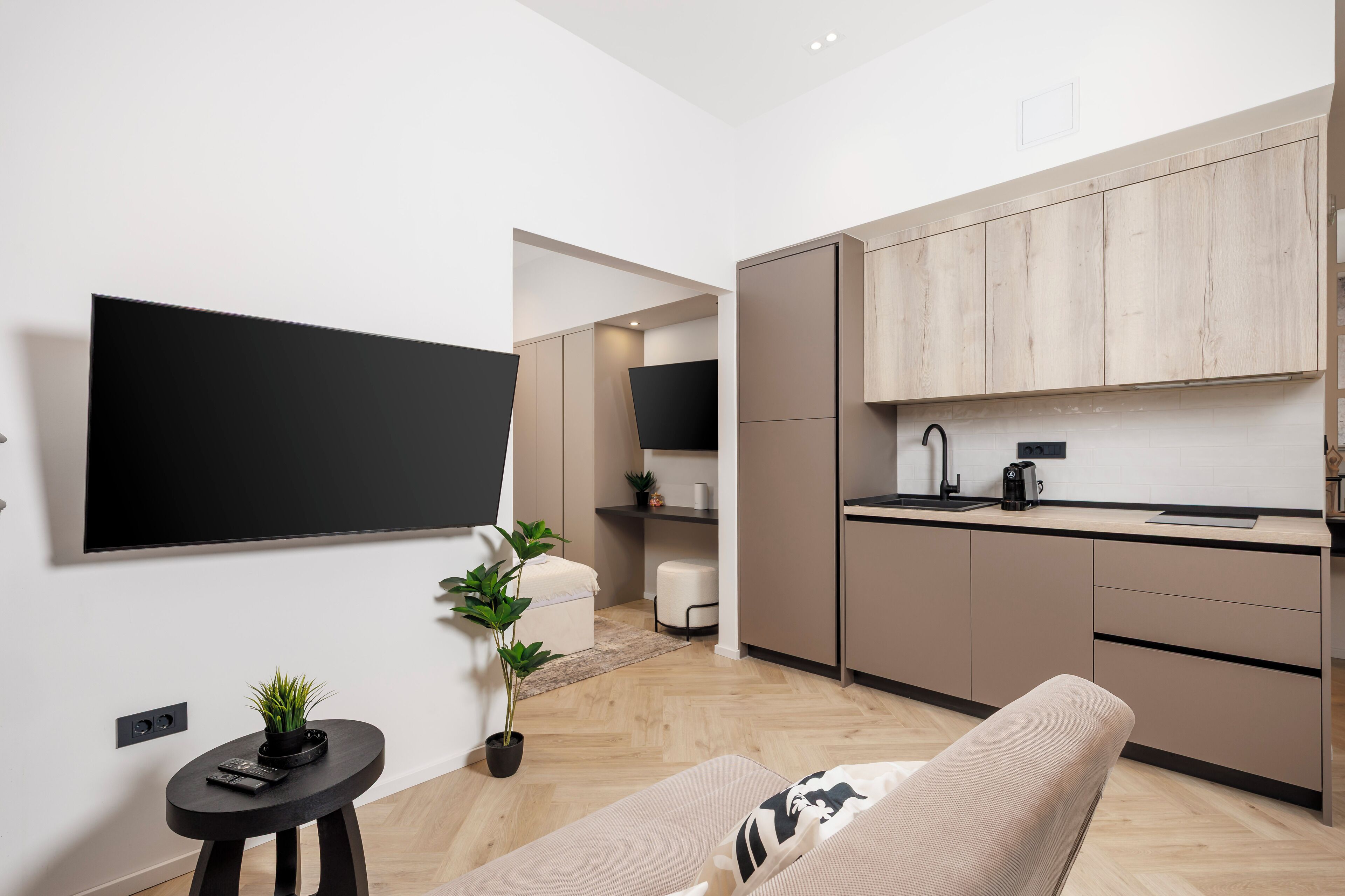 Deluxe Studio, Balcony, Courtyard View | Blackout curtains, iron/ironing board, free WiFi, bed sheets
