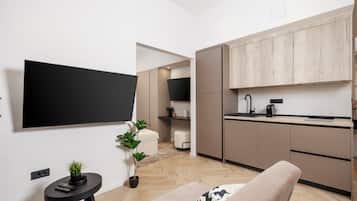 Deluxe Studio, Balcony, Courtyard View | Blackout curtains, iron/ironing board, free WiFi, bed sheets