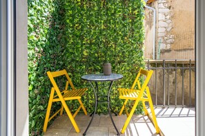 Deluxe Studio, Balcony, Courtyard View | Balcony