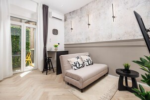 Estudio Deluxe, balcón, vistas al patio | Cortinas opacas, tabla de planchar con plancha, wifi gratis