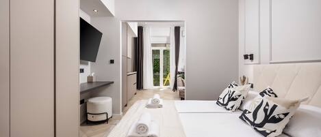 Deluxe Studio, Balcony, Courtyard View
